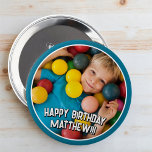 Bóton Redondo 10.16cm Feliz Aniversário Foto Simples em Estrela<br><div class="desc">Este design simples e moderno é composto por tipografia de serifa e adiciona uma foto personalizada.</div>