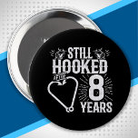 Bóton Redondo 10.16cm Funny Cute 8th Anniversary Couples Married 8 Years<br><div class="desc">This fun 8th wedding anniversary design is perfect for fishing couples that have been married for 8 years and are still hooked on each other & love to go fishing! Great for a 8th wedding anniversary party to celebrate 8 years of marriage! Features "Still Hooked After 8 Years" wedding anniversary...</div>