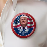 Bóton Redondo 15.24cm Donald Trump Foto com a fronteira vermelha da band<br><div class="desc">Um design tradicional com uma foto de Trump com uma bandeira americana acenando ao fundo. As fontes clássicas são usadas para fazer deste um design clássico para esta eleição. Ele está concorrendo às eleições de 2024 no Primário Republicano. Foto original tirada por Gage Skidmore, </div>