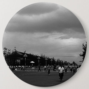 Bóton Redondo 15.24cm Vintage China Pekin Street Praça Tiananmen