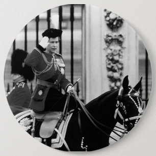 Bóton Redondo 15.24cm Vintage Queen Elizabeth II Buckingham Palace 1970