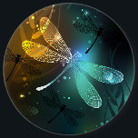 Bóton Redondo 15.24cm Voo luminoso verde de libélula<br><div class="desc">Voo de libélula brilhante,  verde,  desenhada artisticamente,  com asas verdes e amarelas transparentes sobre fundo noturno brilhante com plantas pântanas e vagalumes. Dragonfly brilhante.</div>