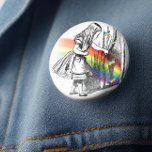 Bóton Redondo 2.54cm Alice LGBT no País das Maravilhas<br><div class="desc">Alice LGBT em Wonderland Vintage Button - Oh, meu Deus, não se atrase e perca essa. Para a nossa comunidade LGBT apresentamos este cheio de botão charm vintage. Apresentando a imagem icônica de Alice olhando atrás da cortina para revelar uma porta escondida. Um arco-íris e borboletas também são apresentados em...</div>