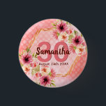 Bóton Redondo 2.54cm aniversário de 30 anos coral dahlia flores<br><div class="desc">Um botão de tendências para uma festa de aniversário de 30 anos. Com uma estrutura geométrica em forma de hexágono dourado falsa. Decorados com flores de dália aquosa, cor-de-rosa, creme e coral. Vivendo coral com bolinhas como fundo. Modelos para um nome, 30 anos e uma data. Data de nascimento ou...</div>