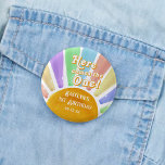 Bóton Redondo 2.54cm Aqui Vem O Único! Primeiro aniversario Sun Retro B<br><div class="desc">Celebre em estilo com estes botões de favorecimento de festas de 1º aniversário da moda. Este design é fácil de personalizar com o seu texto de eventos especiais e os seus convidados ficarão entusiasmados quando eles virem estes botões de favor fabulosos. Itens correspondentes podem ser encontrados na coleção.</div>