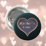 Bóton Redondo 2.54cm Bachata ama coração<br><div class="desc">Bachata Love Heart Design - Perfeito para entusiastas da dança! Um fundo preto serve como pano de fundo para o coração roxo,  poeirento,  cor-de-rosa e letras ouros que soletram "Bachata Love". Este design dá um presente ideal para dançarinos de Bachata apaixonados,  instrutores ou até casais de dança de Bachata.</div>