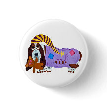 Basset Hound em pijamas com ursinho de pelúcia