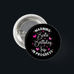 Bóton Redondo 2.54cm Bestie Birthday Trip In Progress Friends Heart<br><div class="desc">Atenção Bestie Aniversário Trip In Progress Heart design é um presente perfeito para um melhor amigo,  amigos,  BFF,  irmã e amigos gêmeos. Engraçado Citação de Bestie e Aniversário,  Viagem de Férias,  Camping e Viagens.</div>