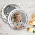 Bóton Redondo 2.54cm Bonito Foto Floral Memorial Keepape Funeral<br><div class="desc">Honre seu amado com este lindo botão com uma foto destacada por um buquê de bonito flores aquáticas. Adicione seu texto personalizado para personalizar. Altere facilmente a cor de fundo para atender às suas necessidades. A memória perfeita para entregar à família e aos amigos.</div>