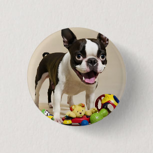 Bóton Redondo 2.54cm Boston Terrier Dog Brincando com Brinquedos
