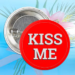 Bóton Redondo 2.54cm Botão de diversão do KISS ME / Festa Retroativa -<br><div class="desc">Botões Incríveis: Botão clássico de festa com texto "KISS ME" - moda divertida,  festa universitária,  Papais noeis secretos,  comemorações de escritório / noite fora. Altere facilmente a cor de fundo no design de edição.</div>