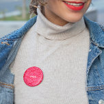 Bóton Redondo 2.54cm Botão de nome da folhagem rosa e vermelha<br><div class="desc">Botão de tendência com ramificações cor-de-rosa em um fundo vermelho. Personalize isso com seu nome,  negócios ou qualquer coisa que você quiser!</div>