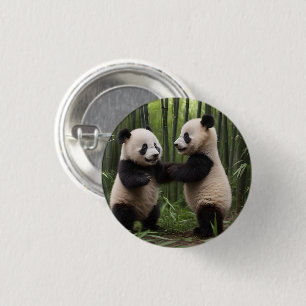 Bóton Redondo 2.54cm Brincadeiras: Bebês Pandas Brincam na Floresta