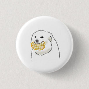 Bóton Redondo 2.54cm Cachorro Branco Segurando Waffle Assado Na Boca