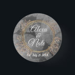 Bóton Redondo 2.54cm Chic Feather Floral Wreath Wedding<br><div class="desc">Penas de prata chic num pano de fundo prateado shimerso combinado com uma coroa floral dourada elegante onde você pode personalizá-la para o seu evento criando vibrações românticas de festa de casamento. Parte da Coleção de Presentes de Na moda Trendy.</div>