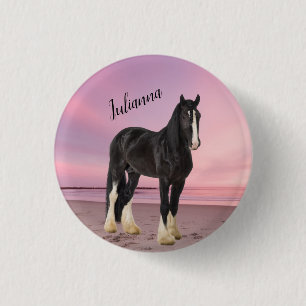 Bóton Redondo 2.54cm Clydesdale preto e branco na praia no Sunset