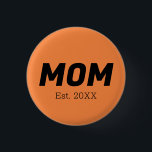 Bóton Redondo 2.54cm Cor da Tendência - Botão Mãe de Tangerina Fresca<br><div class="desc">Apresentando a cor da primavera da tendência: Tangerina fresca. Botão moderno e na moda com texto personalizável, data estabelecida pela mãe. Sua design simples e limpa em cores sólidas oferece um apelo eterno. Explore nossas cores de tendência de primavera para mais produtos na mesma sombra ou descubra outras matizes na...</div>