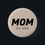 Bóton Redondo 2.54cm Cor da Tendência - Botão Mãe do Soft Taupe<br><div class="desc">Apresentando a cor da primavera da tendência: Soft Taupe. Botão moderno e na moda com texto personalizável, data estabelecida pela mãe. Sua design simples e limpa em cores sólidas oferece um apelo eterno. Explore nossas cores de tendência de primavera para mais produtos na mesma sombra ou descubra outras matizes na...</div>