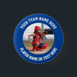 Bóton Redondo 2.54cm Crie Sua Própria Foto Da Equipe De Esportes<br><div class="desc">Foto de um apanhador de softball pronto para receber a bola do lançador num botão de alfinete. O modelo de foto é fácil de personalizar. Presente para um jogador ou uma equipe de softball, beisebol, hóquei, basquete, futebol ou qualquer outro esporte. Coloque facilmente uma foto quadrada na modelo para fazer...</div>