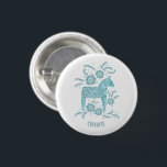 Bóton Redondo 2.54cm Dala Horse Teal Folk Art Nome Personalizado<br><div class="desc">Uma pintura verde e branca de um Cavalo Dala sueco. 
Perfeito para amantes de cavalos e pôneis,  e para Vikings!
Altere o nome para personalizar.</div>