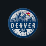 Bóton Redondo 2.54cm Denver Colorado Flag Camping Hiking Souvenirs 80s<br><div class="desc">Denver Colorado Mountain Vintage, 60 anos, Design de pesca de souvenir. Denver Colorado. Este design de retrô faz um Natal excelente ou presente de aniversário para fãs da montanha Denver. O design de colheita retrô é um presente perfeito para amantes do esqui nas montanhas do Colorado. - "Modifique a design...</div>