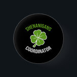 Bóton Redondo 2.54cm Dia de São Patrício do Coordenador Shenanigans<br><div class="desc">Dia de São Patrício do Coordenador Shenanigans feliz, st patricks, dia, irlanda, irlandês, verde, shamrock, sortudo, pattys de rua, dia</div>