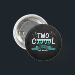 Bóton Redondo 2.54cm Dois Legal segundos aniversários Chalkboard<br><div class="desc">Celebre em estilo com estes botões de segundo aniversário divertidos e muito modernos. O design é fácil de personalizar com sua redação de evento especial e seus convidados ficarão entusiasmados quando eles virem esses botões fabulosos. Itens correspondentes podem ser encontrados na coleção.</div>