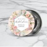 Bóton Redondo 2.54cm Elegante Blush Bohemian Floral Chá de panela<br><div class="desc">Nossa coleção "Bohemian Elegant Floral" apresenta lindos florais brancos e leves, com folhagem seca e farta em vários fundos pastéis, emparelhados com um roteiro elegante para todas as suas informações pessoais. Temos a certeza de que vai adorar misturar e combinar diferentes itens desta coleção. Verifique se há mais itens desta...</div>