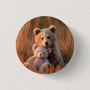 Bóton Redondo 2.54cm Filhote de Urso Fofo Abraçando um Ursinho de Pelúc