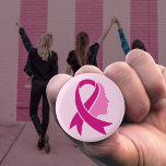 Bóton Redondo 2.54cm Fita de Consciência do Cancer da Mama<br><div class="desc">A fita cor-de-rosa tornou-se o símbolo universal do cancer da mama,  aumentando a sensibilização,  o apoio e juntando as mulheres em solidariedade.</div>