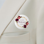 Bóton Redondo 2.54cm Flores de cor d'água de Bridesmaid brancas<br><div class="desc">Um estilo de vassoura-boêmia para um chá de panela ou casamento. Decorado com rosas de cor aquosa, em burgundy e rosa. Fundo branco elegante. Um quadro geométrico dourado. Com o texto: Bridesmaid escrita com um script de estilo manuscrito. Modelo para o nome da Bridesmaid e uma data. Letras coloridas brilhantes....</div>