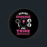 Bóton Redondo 2.54cm Geek de Ciências da Investigação Forense<br><div class="desc">Botão legal de ciência forense bonito e engraçado como presente para seu cientista forense,  investigador ou formando favorito. O ditado neste botão é... bem,  olha só. É uma piada sobre ser meticuloso. Perfeito para geeks ou cientistas forenses com pensamento engraçado e provas exigentes.</div>