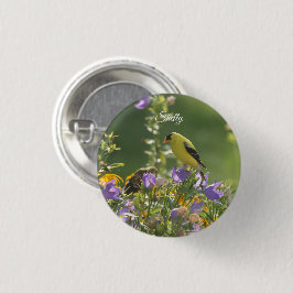 Bóton Redondo 2.54cm Goldfinch em uma Flor Harebell
