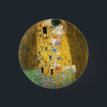 Bóton Redondo 2.54cm Gustav Klimt O Beijo Vintage Art Nouveau Painting<br><div class="desc">Gustav Klimt The Kiss Vintage Art Nouveau Painting The Kiss (Em alemão: Der Kuss) foi pintado pelo pintor simbolista austríaco Gustav Klimt entre 1907 e 1908, ponto alto de seu período de Ouro, quando pintou várias obras em estilo semelhante. A pintura é amplamente considerada uma obra-prima do início do período...</div>