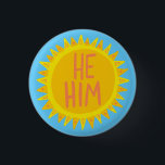 Bóton Redondo 2.54cm HIM/HIM Pronuncia Orgulho Sunshine Handlettered<br><div class="desc">Decorre sua roupa com este botão de arte legal. Faz um presente excelente! Você pode personalizá-lo e adicionar texto também. Procure em meu compro muito mais cores e padrões! Avise-me se quiser algo personalizado também.</div>