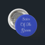 Bóton Redondo 2.54cm Irmã Do Quarto<br><div class="desc">Button Pin - Acessório de declaração de moda divertida casual impresso com fundo Royal Blue Color e Sister Of Groom in White Color - design de tipografia de texto do TheFabricSeal impressão a pedido - no compro Zazzle.com #ZazzleMade https://www.zazzle.com/store/thefabricseal TheFabricSeal ©️ Original. Por Favor, Salve A Data De Casamento. Clique...</div>