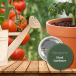 Bóton Redondo 2.54cm Jardineiro Personalizado Nome Funny Gardening<br><div class="desc">Um crachá para amantes de jardim,  com legenda Head Gardener em letra na moda moderna. O crachá de botões verde e branco pode ser personalizado com um nome,  fazer-o como um presente ideal para o jardineiro.</div>