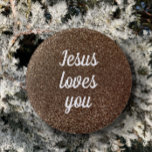 Bóton Redondo 2.54cm Jesus Te Ama Personalizar Faux Glitter Gift<br><div class="desc">Você pode personalizar este botão "Jesus ama você" escrito em um moderno e elegante roteiro branco sobre um fundo de ouro brilhante. Este martelo é simulado com muitas manchas douradas pretas. Este botão de tendência de na moda pode ser personalizado com um nome ou outra palavra-chave. Também pode ser encomendado...</div>