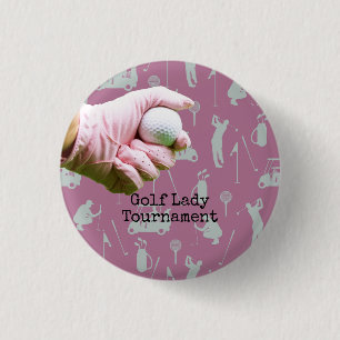 Bóton Redondo 2.54cm Lady Golfer está segurando uma bola de golfe no fu