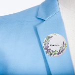 Bóton Redondo 2.54cm Lavanda de eucalipto nome de etiqueta verde<br><div class="desc">Um fundo branco chic. Decorado com flores lavandas e eucalipto verde. Personalize e adicione um nome.</div>