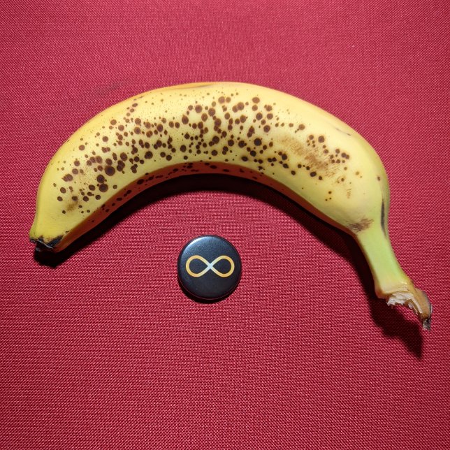 Bóton Redondo 2.54cm Nó de Infinito de Ouro Radiante Conscientização do (Small button with banana for scale.)