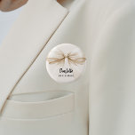 Bóton Redondo 2.54cm Nome de etiqueta de creme bege arco de Bridesmaid<br><div class="desc">Um fundo bege,  colorido creme. Decorado com um arco grande. Personalize e adicione o nome da dama de honra. Script de estilo manuscrito preto.</div>