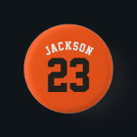 Bóton Redondo 2.54cm Nome do Número de Jersey da Equipe de Esporte Pers<br><div class="desc">Camisa desportiva personalizada com número e nome editáveis brancos no estilo design de anos setenta retrorados em laranja,  castanho,  branco</div>