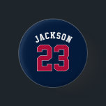 Bóton Redondo 2.54cm Nome do Número de Jersey da Equipe de Esporte Pers<br><div class="desc">Jérsey desportiva personalizada com número e nome editáveis brancos no estilo design de anos setenta de retrô em vermelho,  azul,  branco</div>