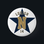 Bóton Redondo 2.54cm Nome Número Estrela Marinho Azul e Veterano Dourad<br><div class="desc">Pino de lapela personalizado com número editável,  monograma e nome em marinho azul e ouro metálico,  para um aniversário veterano ou memorial a corda trançada usada em www.vecteezy.com/free-vector/anchor-rope</div>