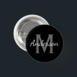 Bóton Redondo 2.54cm Nome personalizado inicial monograma pequeno preto<br><div class="desc">Botão redondo de tamanho pequeno do monograma de nome personalizado. design branco e preto clássico com tipografia colorida de na moda vintage. Na moda design para amigos, família, noiva, dama de honra, madrinha de casamento, florista, convidados de casamento, etc. Carta inicial monogramada com texto elegante. Alterar quantidade para obter o...</div>