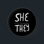 Bóton Redondo 2.54cm O Orgulho de Pronounes dela foi Manipulado Mínimo<br><div class="desc">Decorre sua roupa com este botão de arte legal. Faz um presente excelente! Você pode personalizá-lo e adicionar texto também. Procure em meu compro muito mais cores e padrões! Avise-me se quiser algo personalizado também.</div>