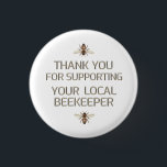 Bóton Redondo 2.54cm Obrigado Por Suportar Sua Abelha De Apicultor Loca<br><div class="desc">Obrigado por apoiar seu apicultor local em um texto em ouro metálico "gravado" em branco com abelhas melíferas</div>