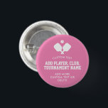 Bóton Redondo 2.54cm Paddles de Pickleball, cor-de-rosa, brancos person<br><div class="desc">Botão de picleball super divertido. Design apresenta 2 pás de picleball branco cruzado e uma bola. Adicione facilmente seu texto personalizado e altere as cores também! Excelente para um favor de festa de aniversário de picleball adulto, reunião de fim de semana de picleball, fuga, festa do clube de picleball, evento...</div>