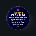 Bóton Redondo 2.54cm PALAVRA TORNOU-SE Natal Cristão Messiânico FLESH<br><div class="desc">Botão YESHUA JESUS do Natal Messiânico na moda com a menorah dourada falsa e estrela colorida de David design. JESUS é escrito em falsa tipografia de ouro, contra um rico fundo MIDNIGHT BLUE. O verso das escrituras é a versão judia de John 1:14 - A PALAVRA SE TORNOU FLESH -...</div>